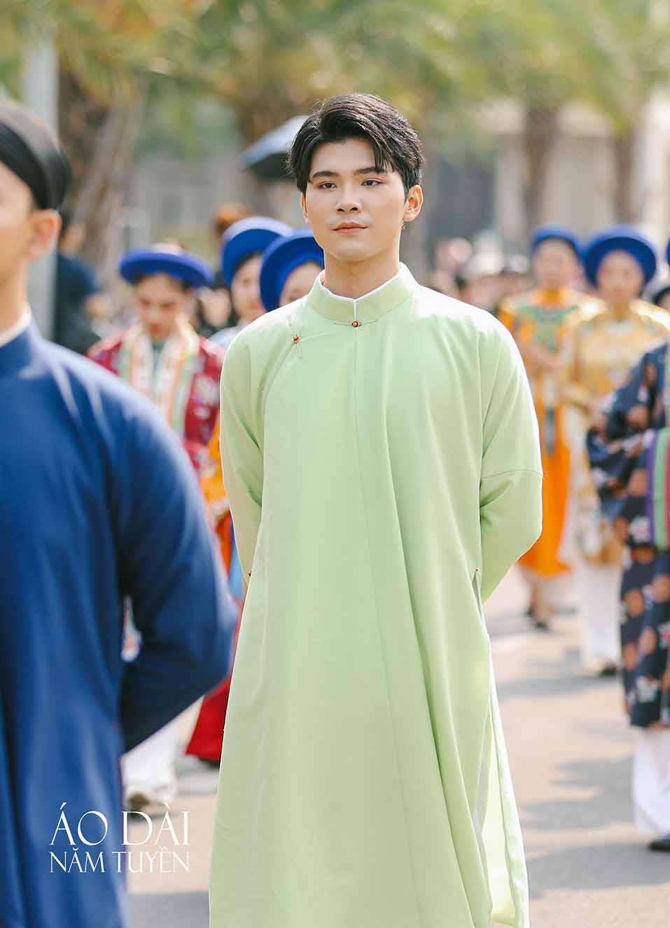 Áo dài nam Ngũ thân màu xanh bơ – Trẻ trung, lịch lãm