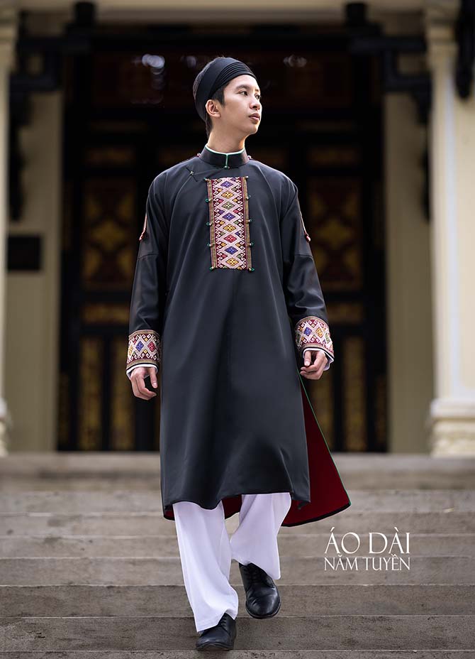 Áo dài ngũ thân nam satin đen phối với vải lót đỏ đô hoa văn thổ cẩm 