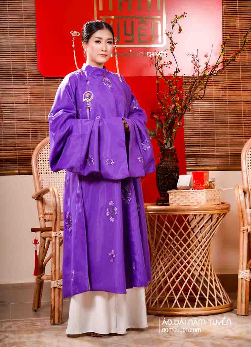 Áo tấc màu tím với họa tiết thêu - vẻ đẹp Việt phục đầy tinh tế