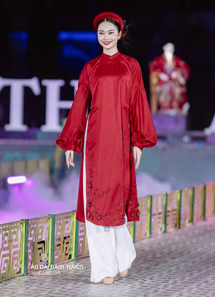 Áo dài ngũ thân nữ đỏ – kiểu tay thiết kế thời trang, tôn dáng