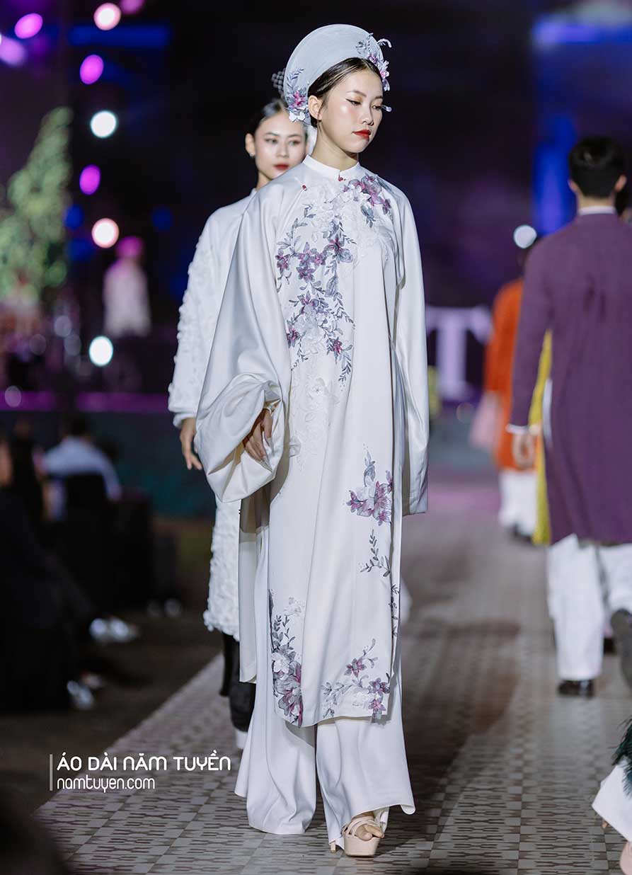 Áo Tay Thụng nữ Thiết kế Màu Kem – Điểm Nhấn Hoa 3D Hiện Đại