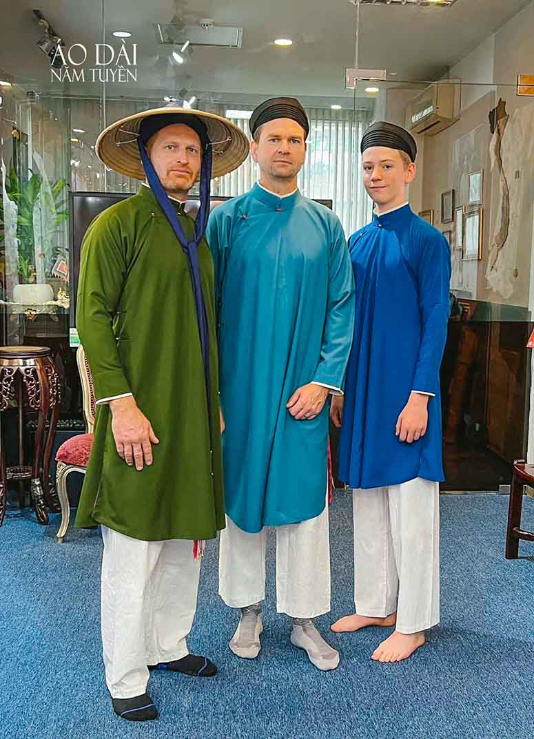 Áo dài truyền thống cho người nước ngoài mặc theo nhóm gia đình