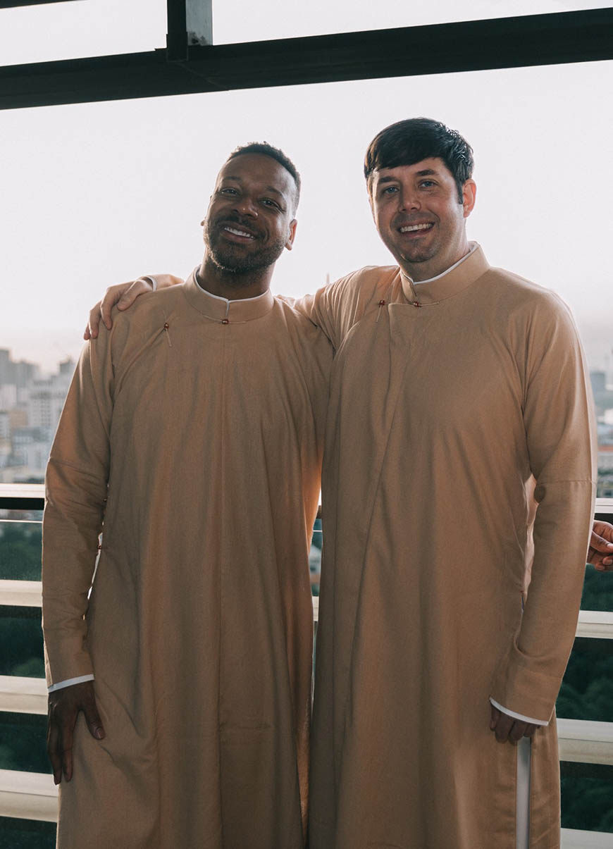 Áo dài truyền thống may đo cho người nước ngoài mặc đám cưới