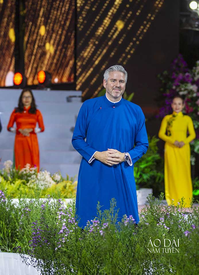 Áo dài truyền thống cho nam doanh nhân nước ngoài mặc sự kiện 