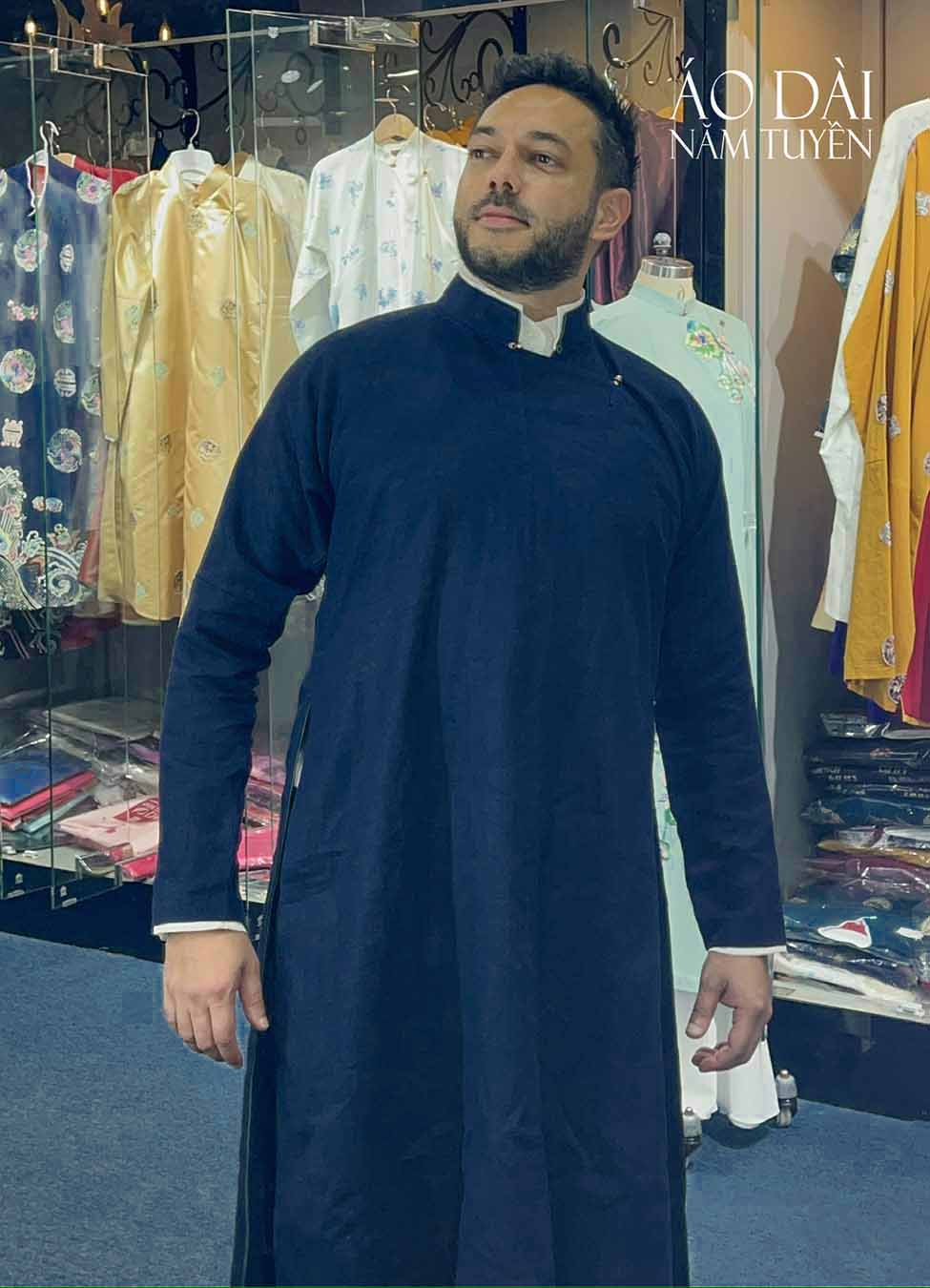 Áo dài truyền thống Việt Nam cho doanh nhân nước ngoài