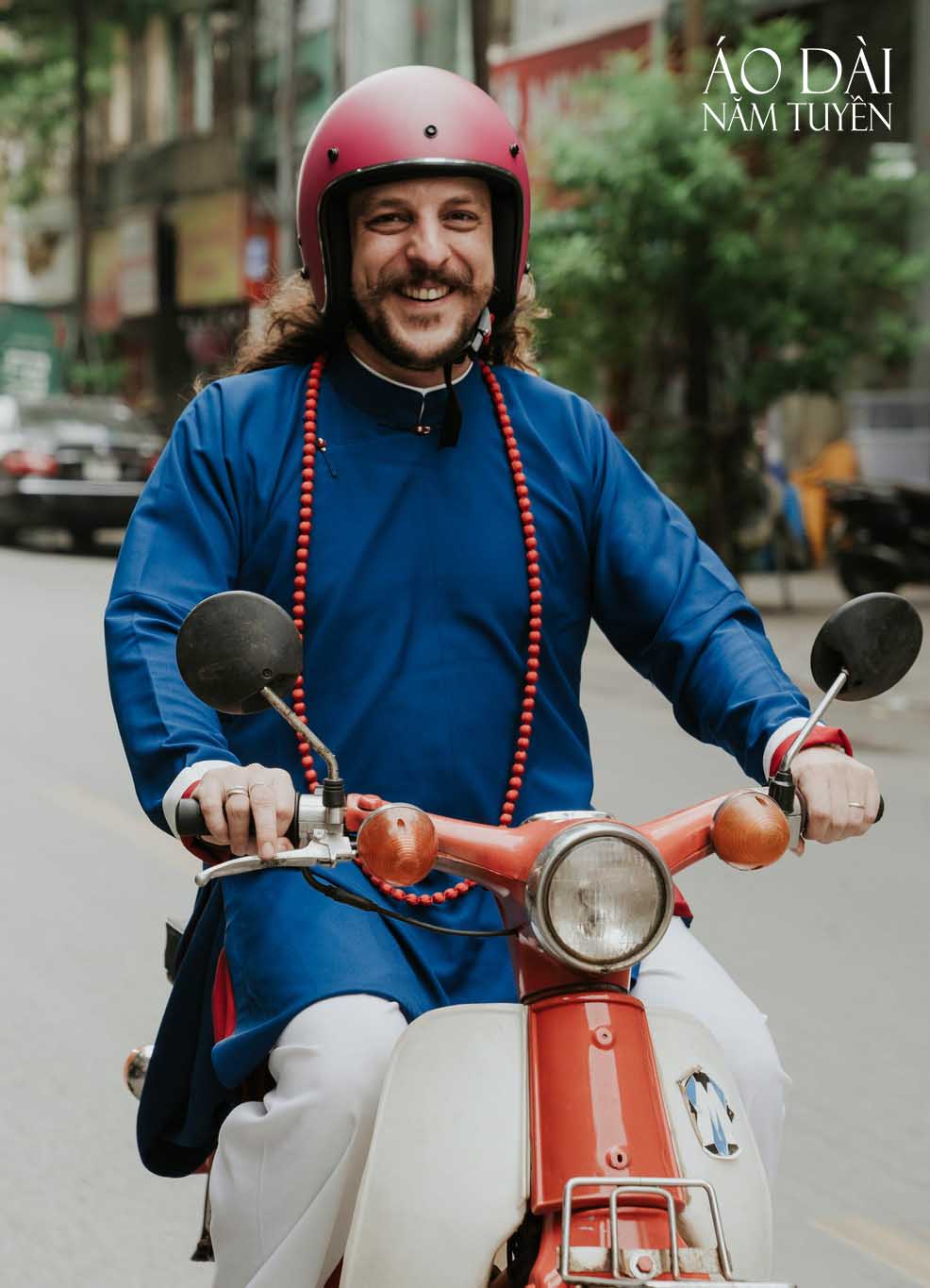 Áo dài truyền thống Việt Nam cho người nước ngoài mặc đám cưới