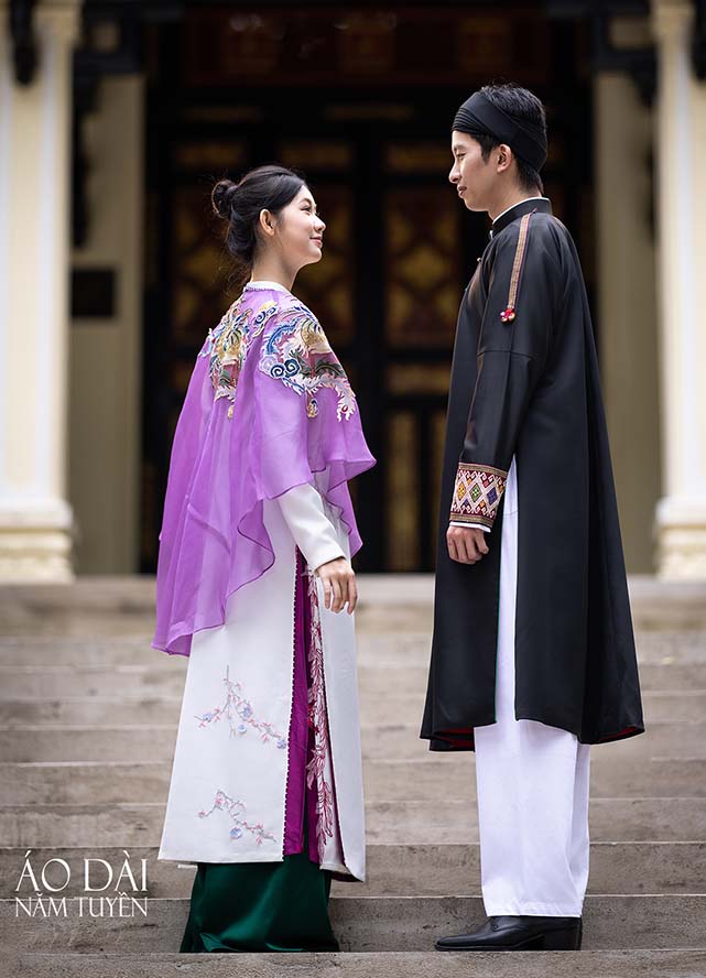 Áo dài ngũ thân satin trắng kết hợp lụa Nha Xá – Họa tiết hoa & áo choàng Phượng bay