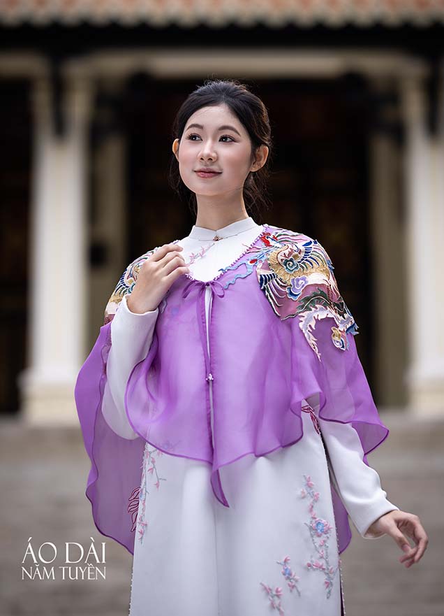 Áo dài ngũ thân satin trắng kết hợp lụa Nha Xá – Họa tiết hoa & áo choàng Phượng bay