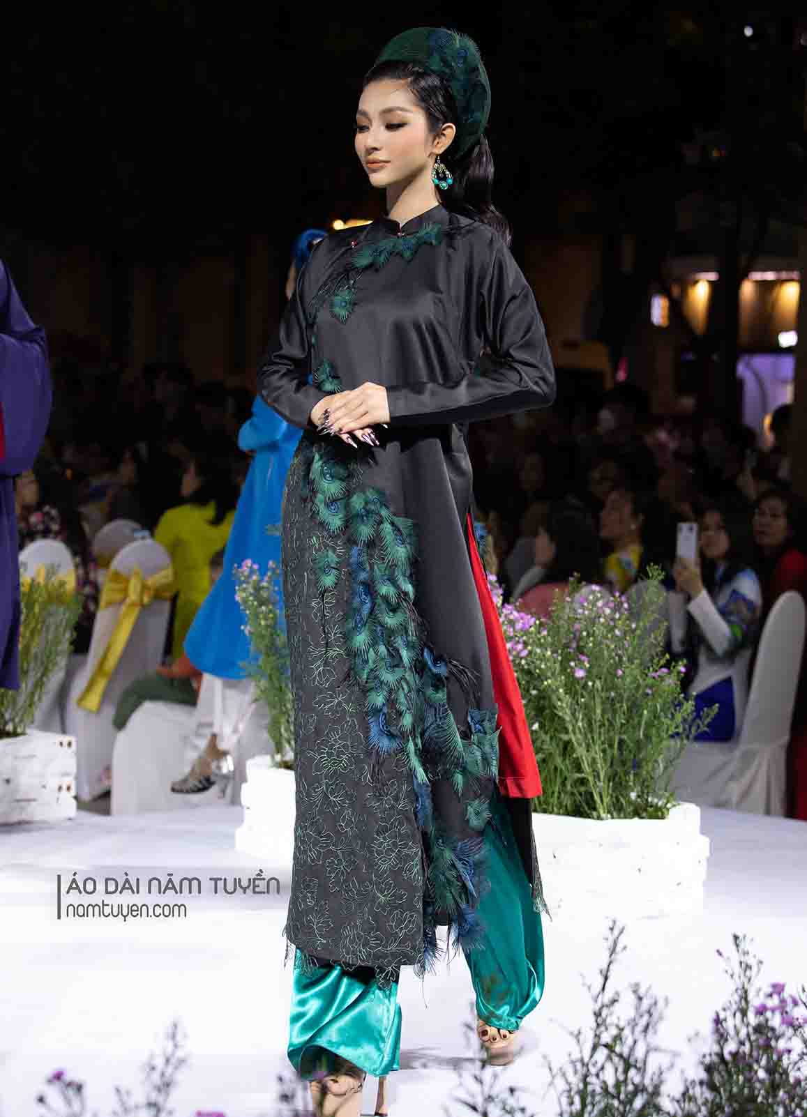 Áo dài nữ ngũ thân truyền thống họa tiết lông công