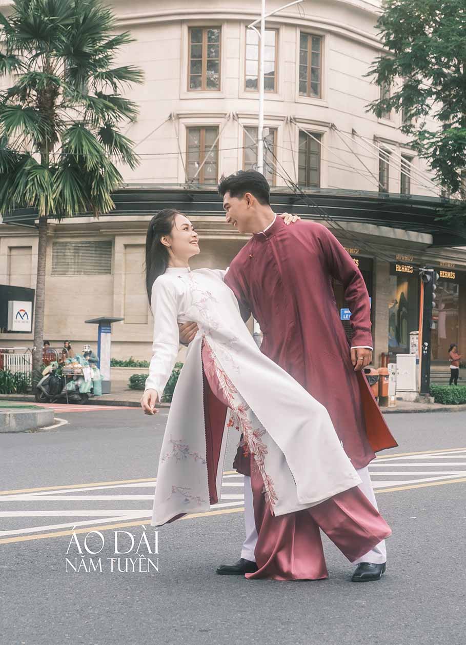 Áo dài thiết kế cặp đôi chụp hình dạo phố