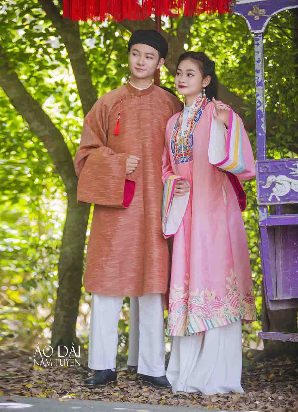 Nhật Bình duyên dáng dành cho cô dâu và Áo Tấc oai nghi dành cho chú rể