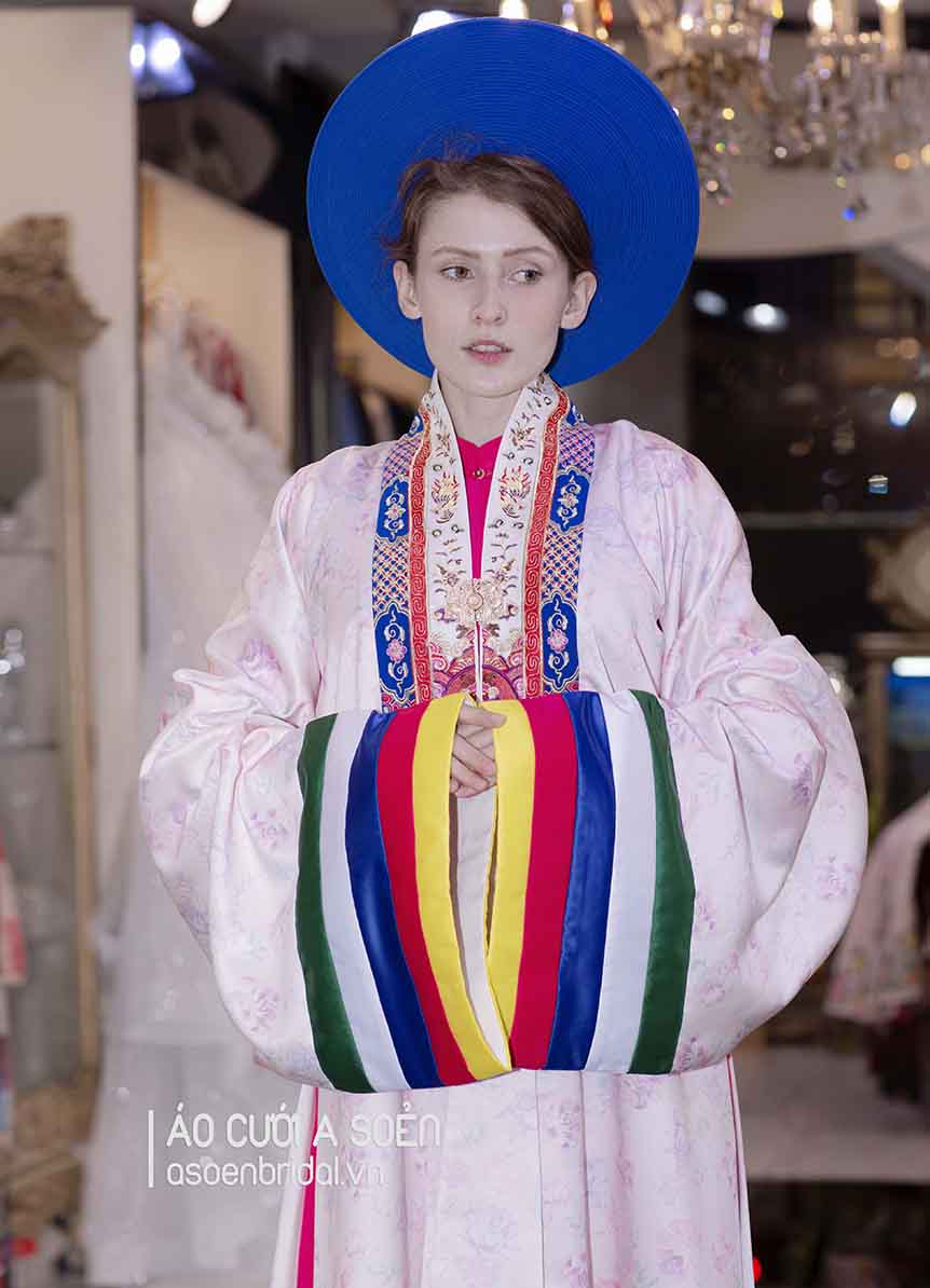 Áo Nhật Bình hoa văn in, trang nhã trong từng khoảnh khắc