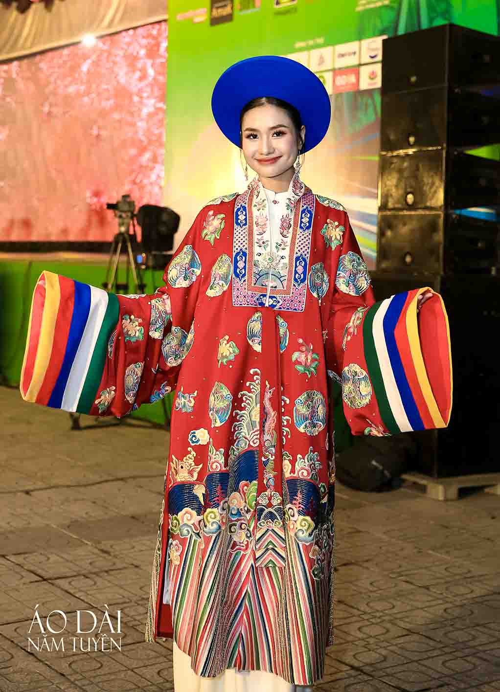 Áo Nhật Bình đỏ thêu hoa văn cung đình Huế