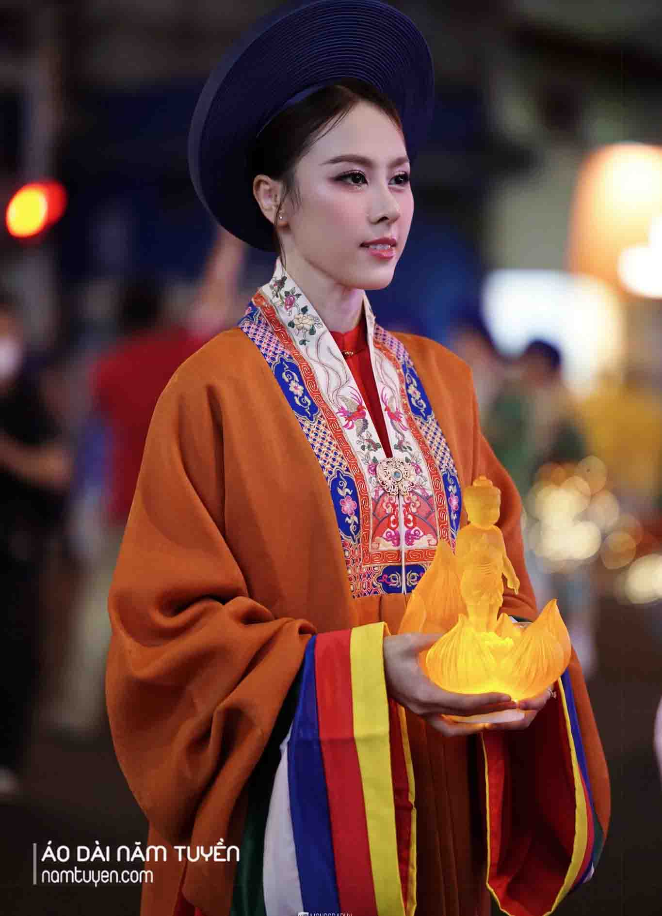 Áo Nhật Bình Năm Tuyền màu cam đất, chất liệu sa hàn thanh lịch