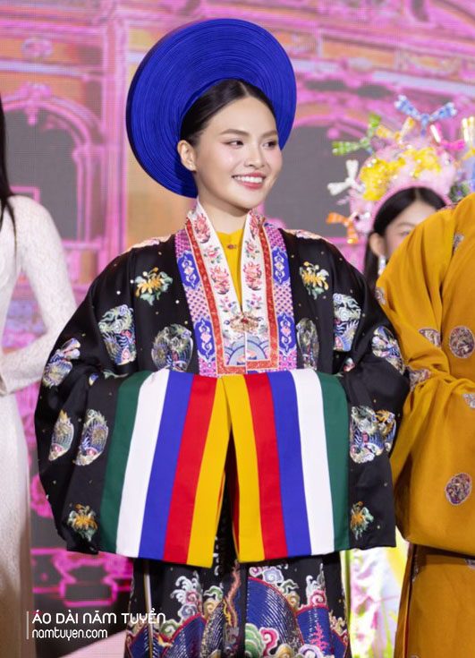 Áo Nhật Bình đen thêu hoa văn cung đình Huế