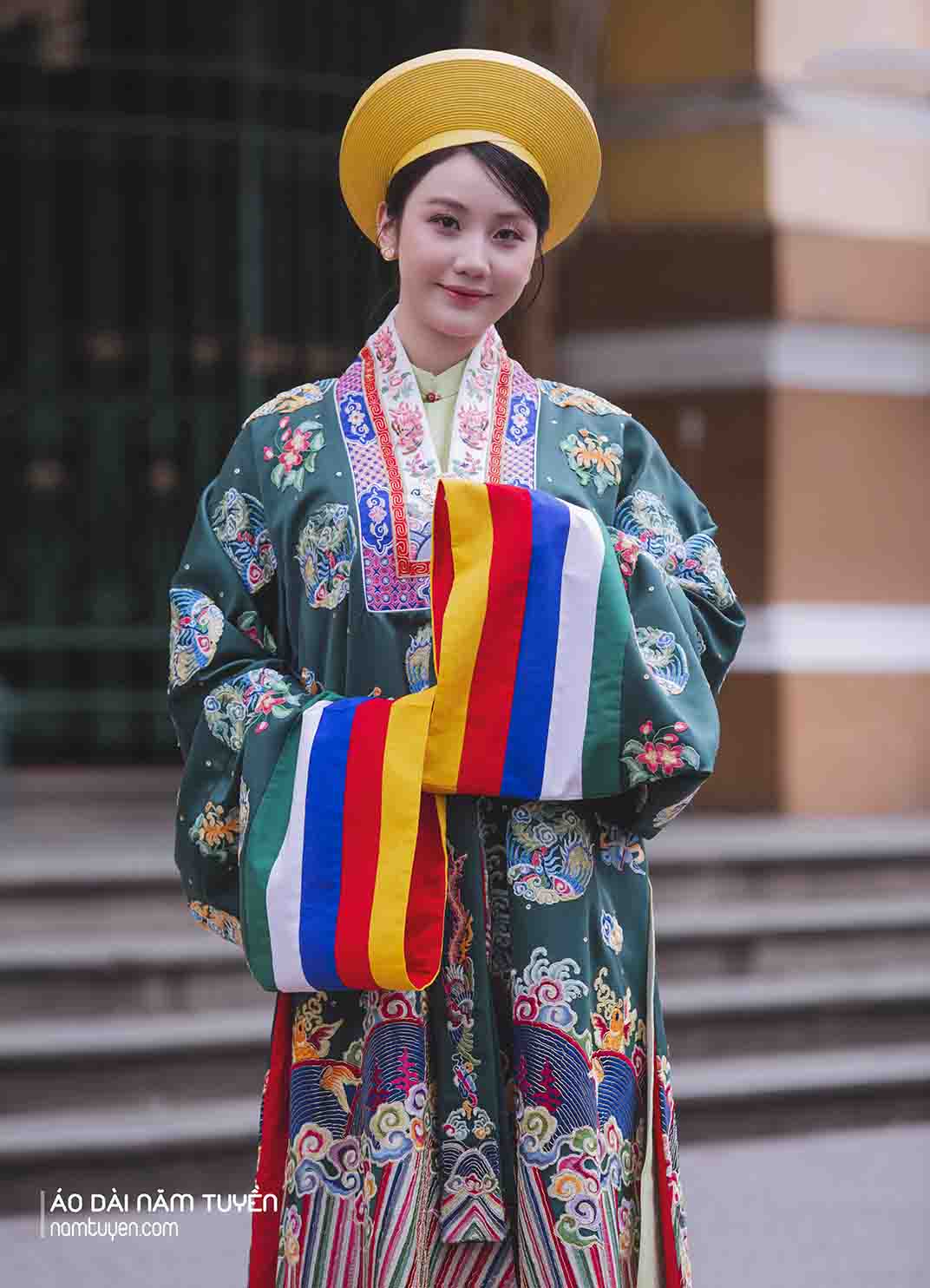 Áo Nhật Bình xanh thêu hoa văn cung đình Huế 