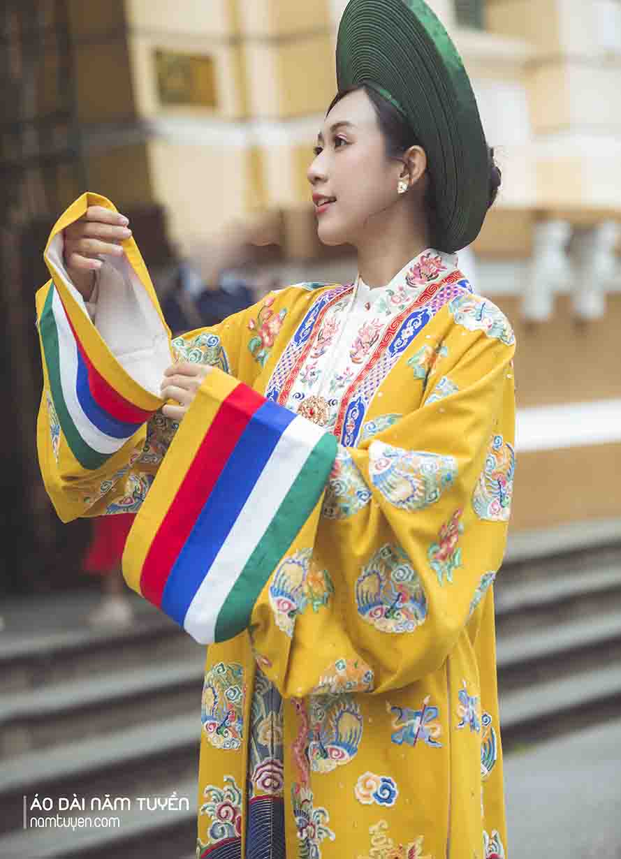 Áo Nhật Bình thêu hoa văn cung đình tinh xảo – màu vàng Hoàng Tộc