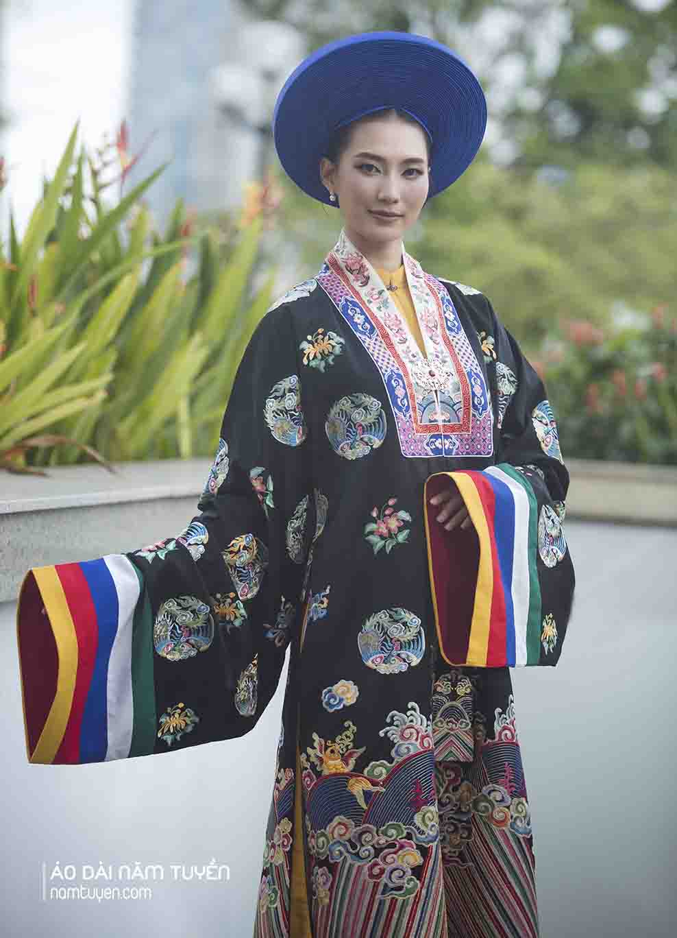 Áo Nhật Bình Thêu Họa Tiết Cung Đình Màu Đen Quyền Lực