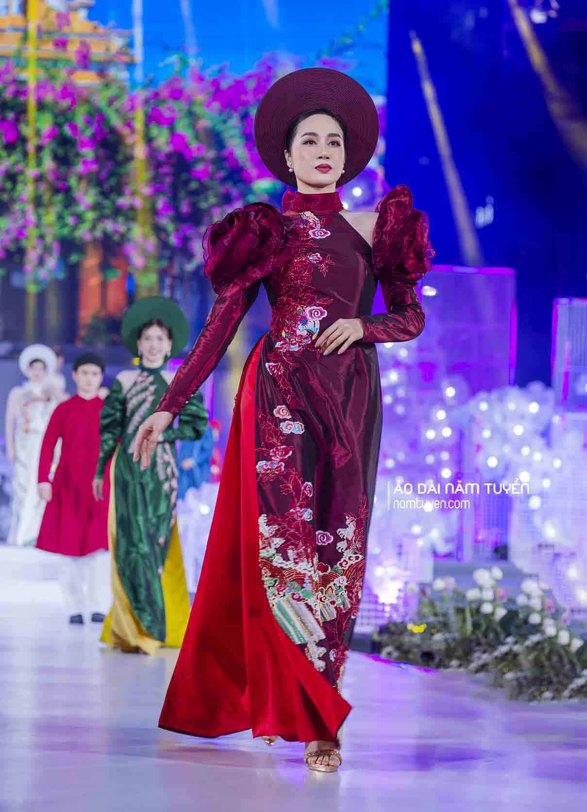 Áo dài nữ thiết kế cách tân trang trí họa tiết Thủy ba triều Nguyễn