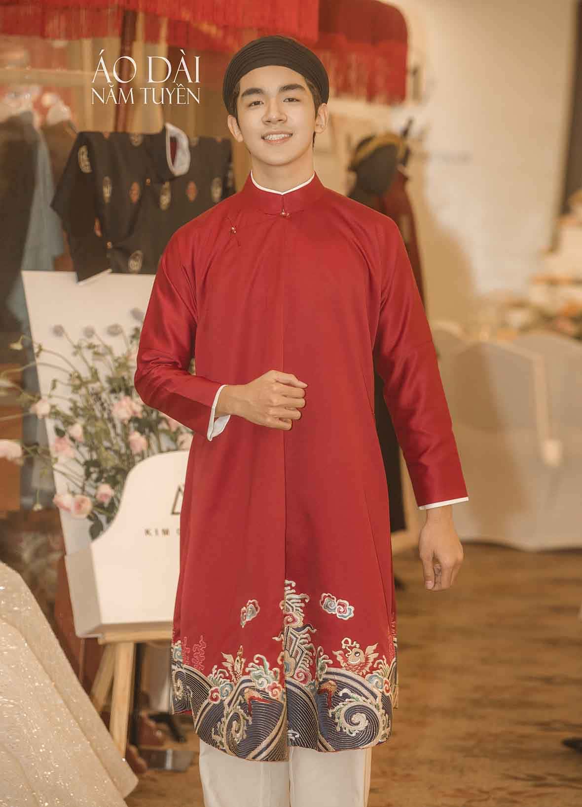 Áo dài ngũ thân nam thêu hoa văn thủy ba màu đỏ thêu trực tiếp