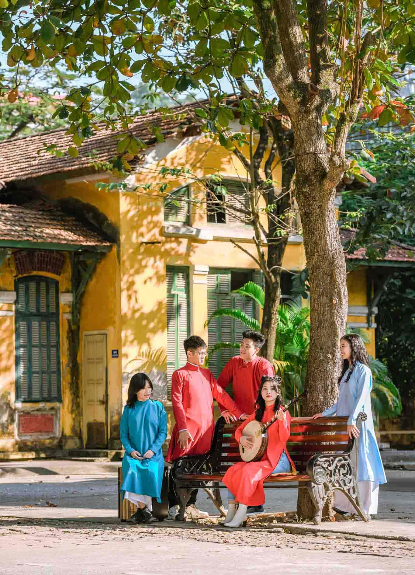 Áo dài học sinh nam nữ truyền thống chụp kỷ yếu