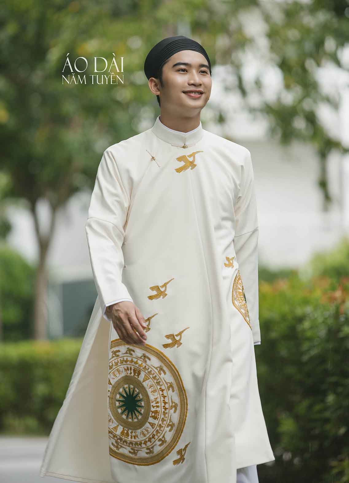 Áo dài nam ngũ thân truyền thống màu kem thêu hoa văn trống đồng