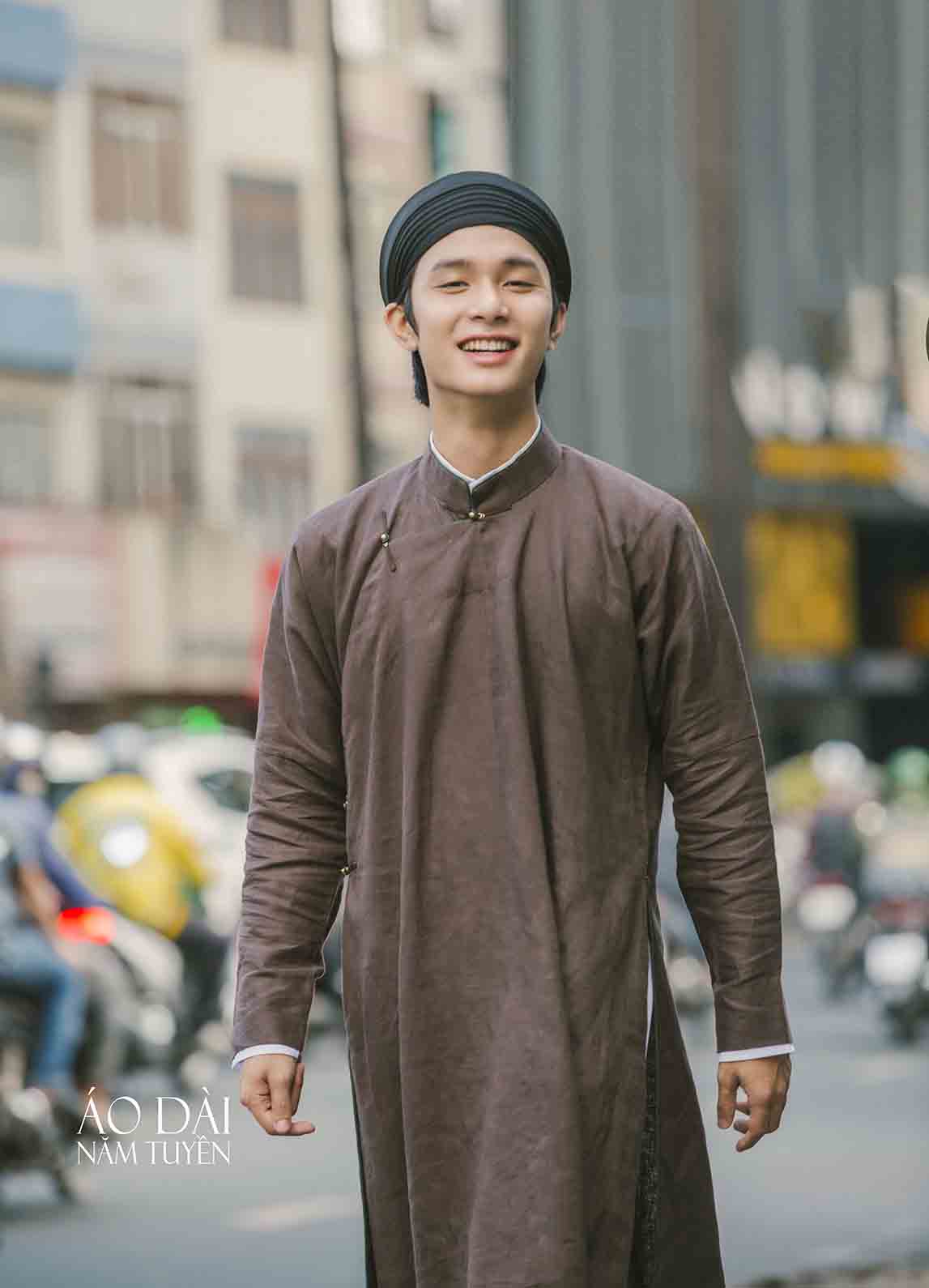 Áo dài ngũ thân nam tay chẽn chất liệu gai màu nâu