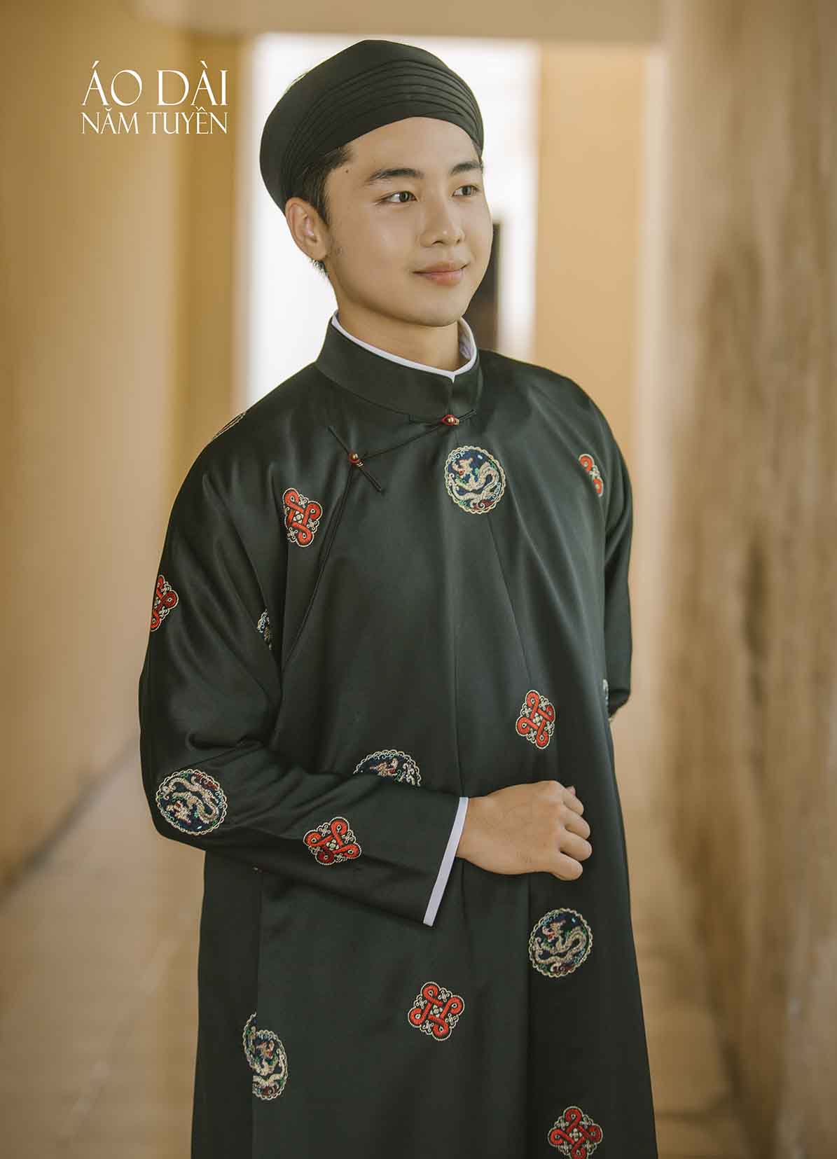 Áo dài nam truyền thống, áo dài ngũ thân thêu hoa văn