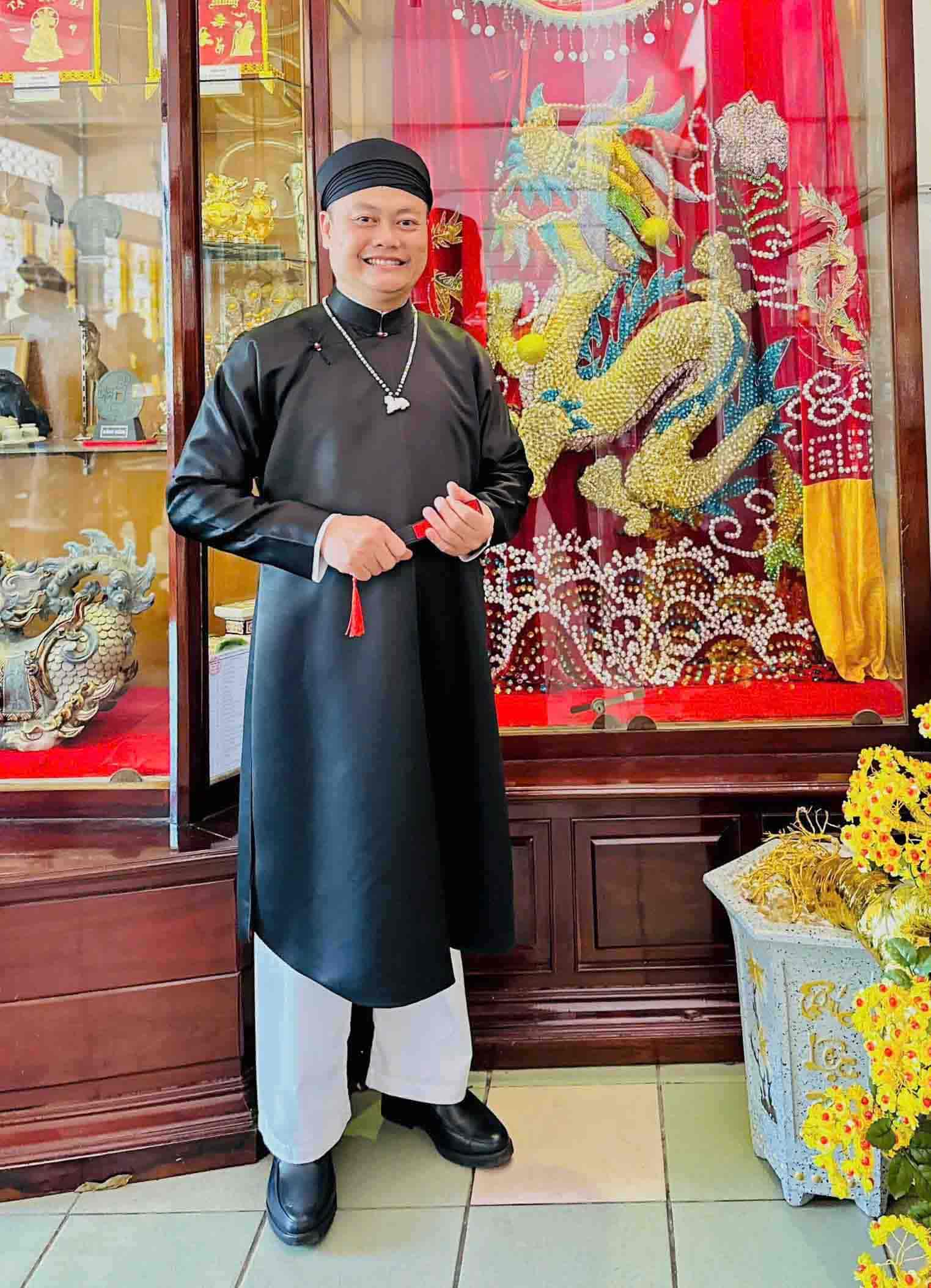 Áo dài nam truyền thống ngũ thân lịch lãm cho tuổi trung niên