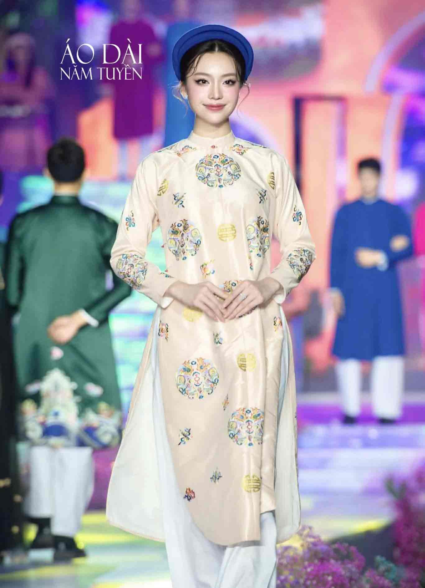 Áo Dài Ngũ Thân Nữ Thêu Hoa Văn Cung Đình 