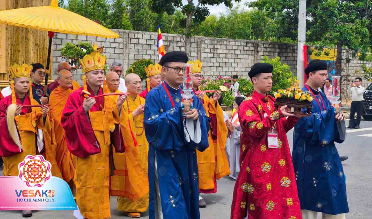 Áo dài Năm Tuyền vinh dự hiện diện trong Lễ rước Xá lợi Đức Phật từ Ấn Độ về Việt Nam nhân dịp Đại lễ Phật đản Vesak 2025
