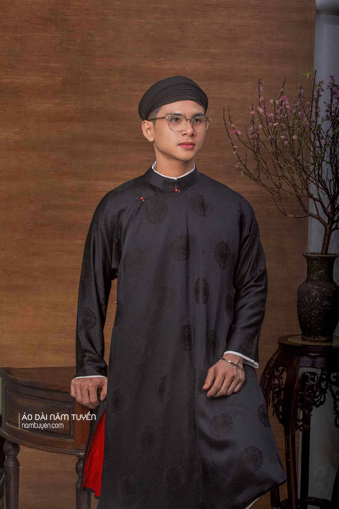 Áo Dài Ngũ Thân Nam Gấm Chữ Thọ Đen Lót Đỏ Truyền Thống