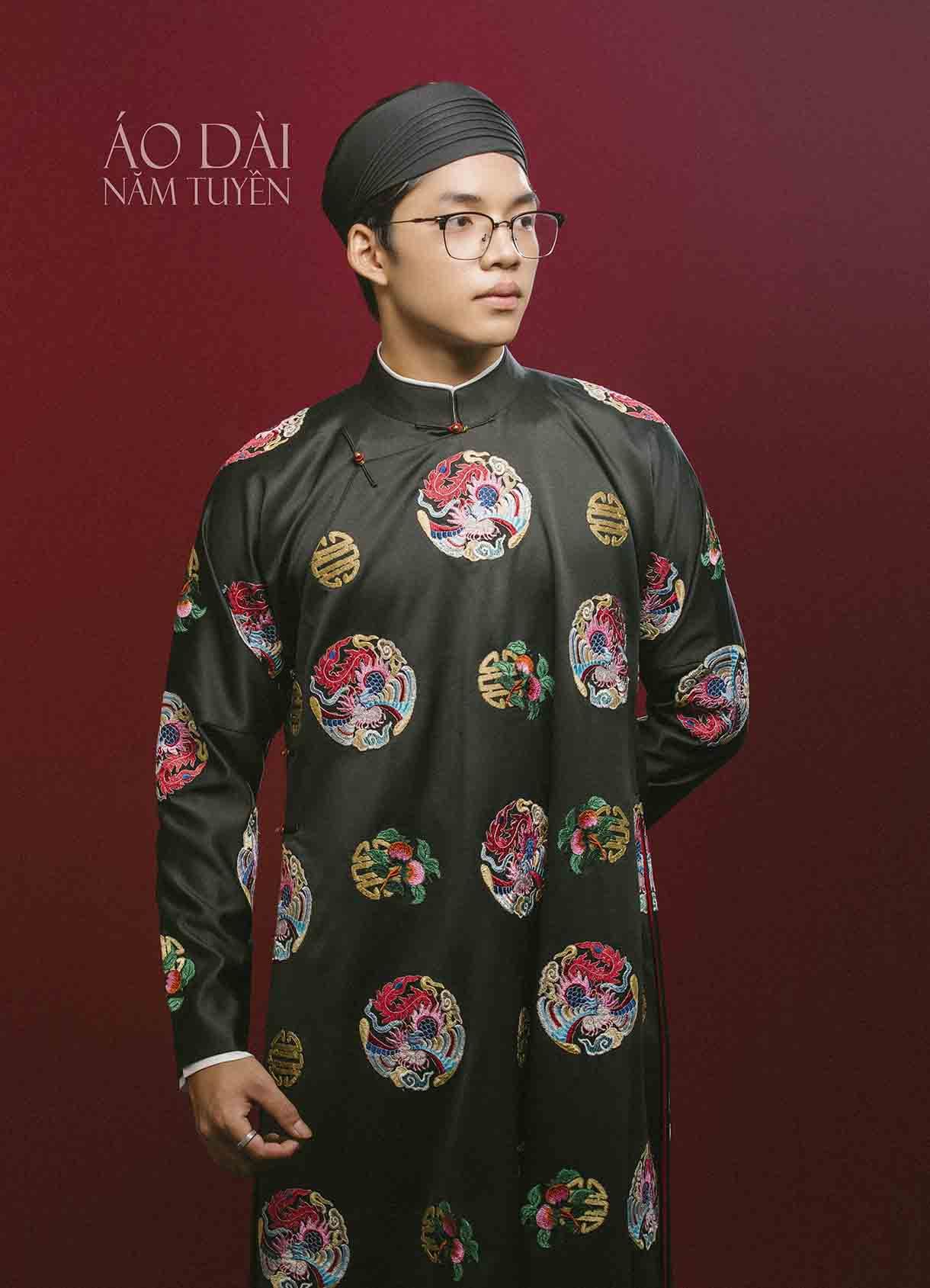 Áo dài ngũ thân nam satin đen thêu hoa văn cổ