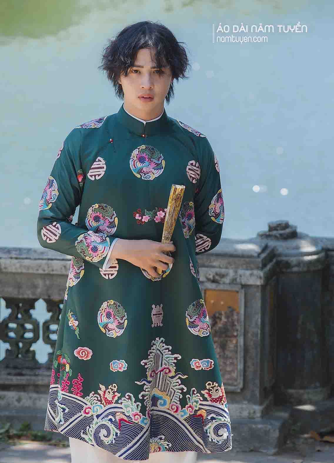 Áo dài ngũ thân nam màu xanh thêu hoa văn truyền thống