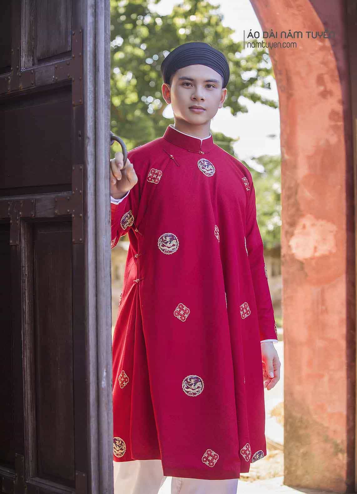 Áo dài ngũ thân nam màu đỏ hoa văn thêu truyền thống