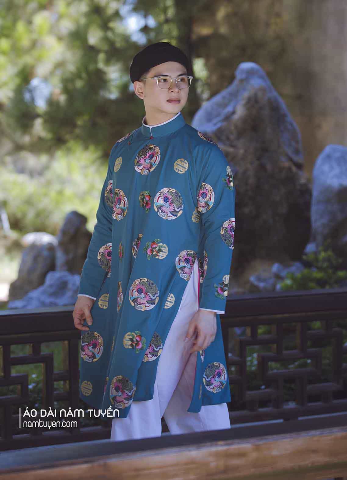 Áo dài ngũ thân nam thêu hoa văn cổ phục