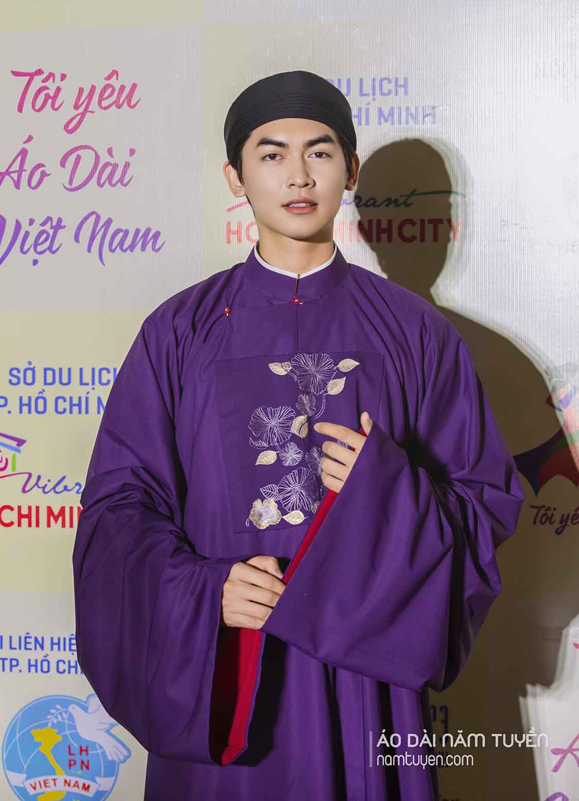 Áo dài nam tay thụng truyền thống thêu hoa văn trước ngực