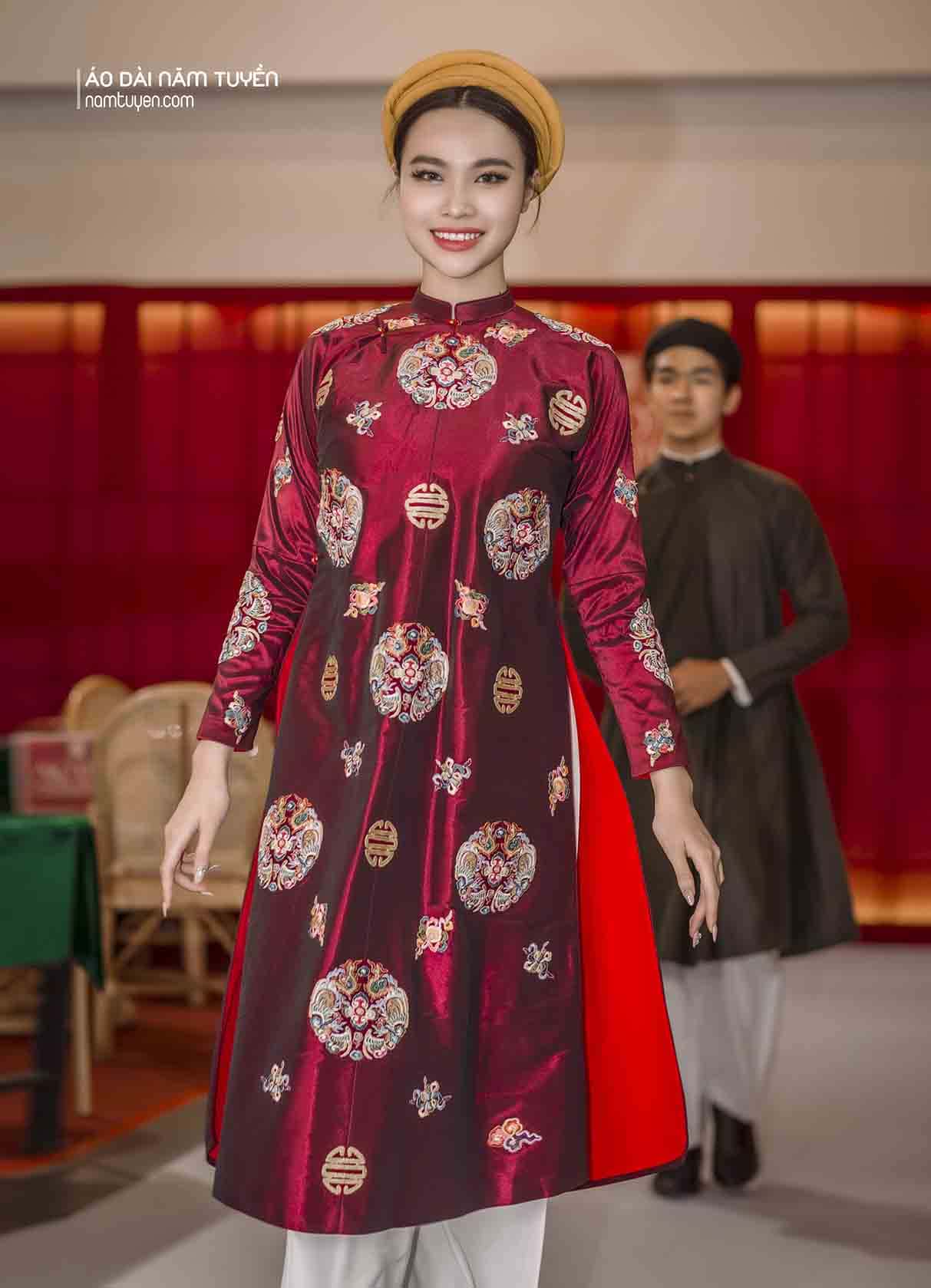 Áo dài nữ ngũ thân thêu họa tiết xưa tông đỏ đô