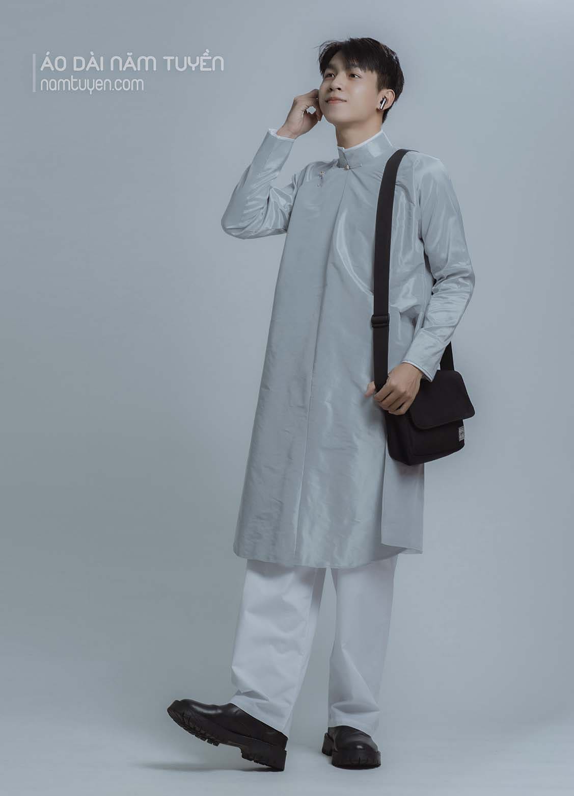 Áo dài nam ngũ thân tay chẽn màu xám trắng truyền thống vải Silk look taffeta 