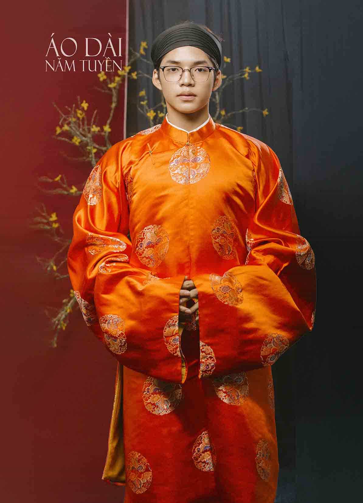 Áo tấc nam (áo dài ngũ thân tay thụng) gấm hoa văn dệt nổi