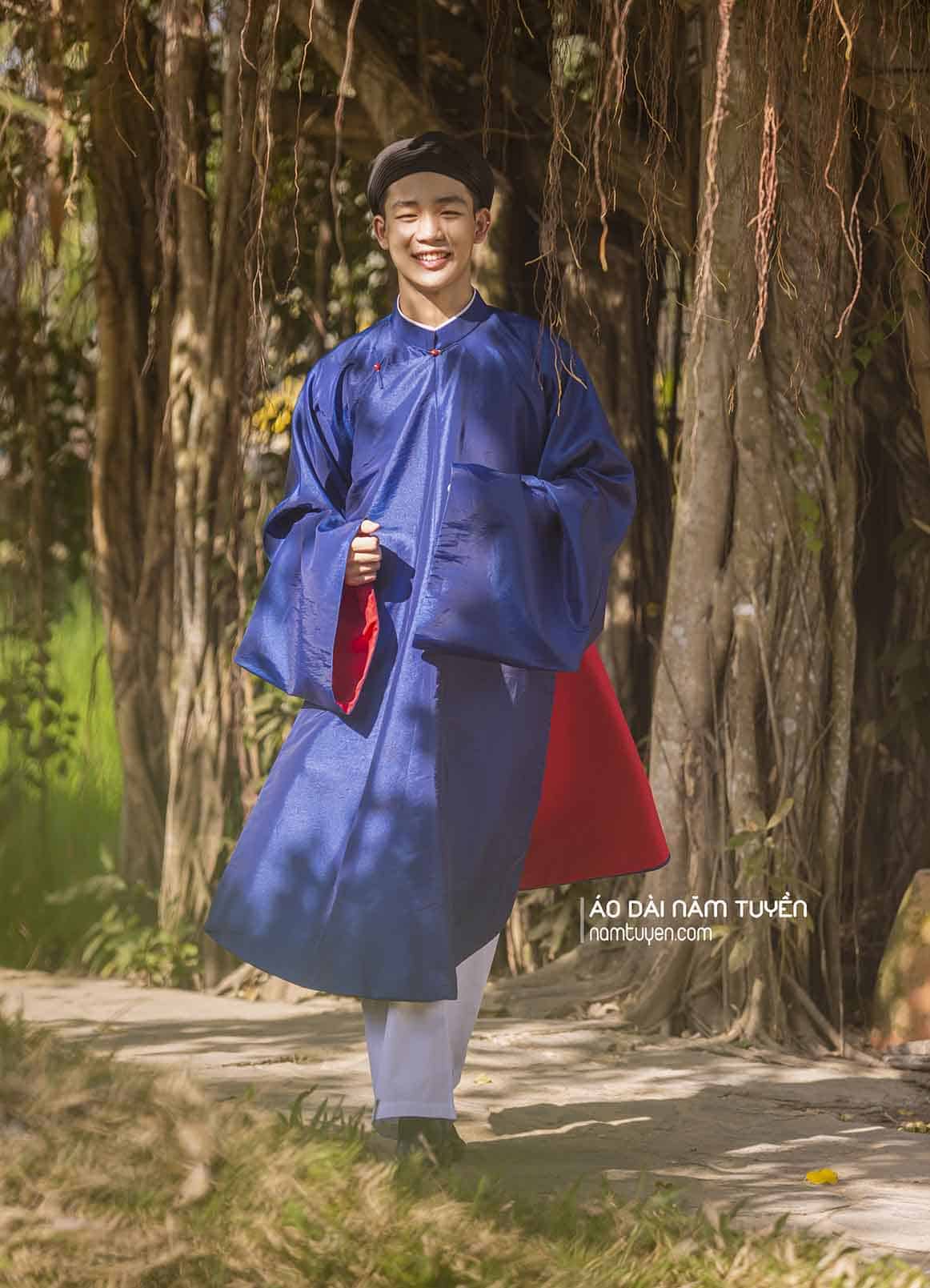 Áo tấc nam truyền thống với lớp lót đỏ tạo điểm tinh tế