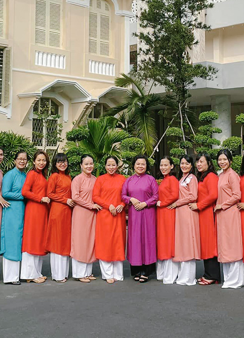 Áo dài ngũ thân Năm Tuyền và Cán bộ Bảo tàng Phụ nữ Nam Bộ