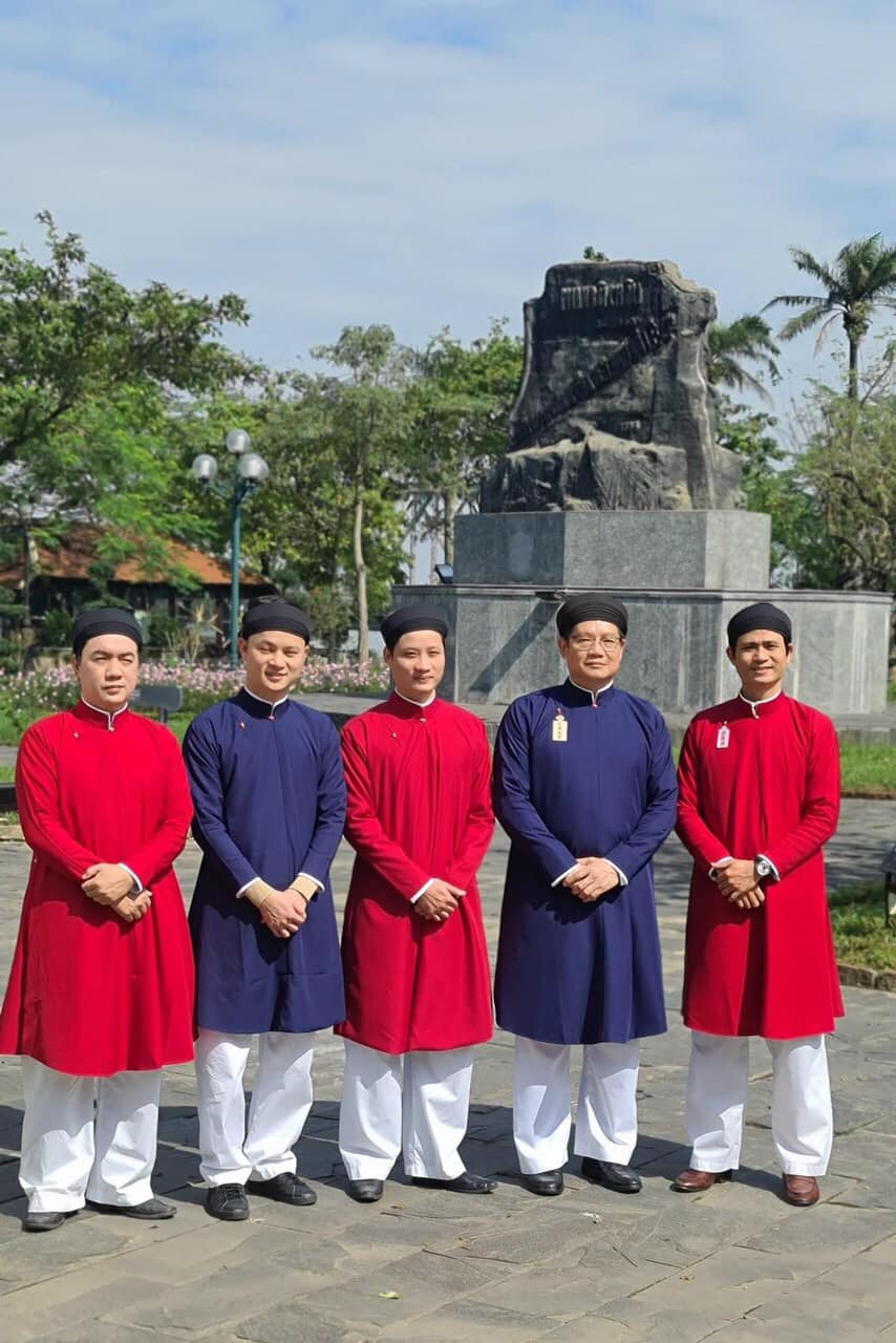 Áo dài ngũ thân Năm Tuyền và Cán bộ Sở Văn hóa & Thể thao tỉnh Thừa Thiên Huế