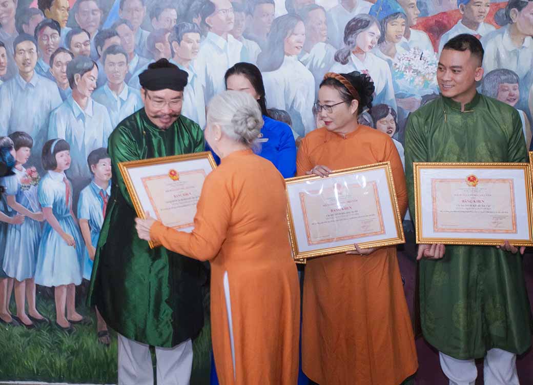 Nghệ nhân Áo dài Năm Tuyền và Chi hội Di sản Văn hóa Áo dài - TP.HCM nhận bằng khen từ Hội Di sản Văn hóa Việt Nam 