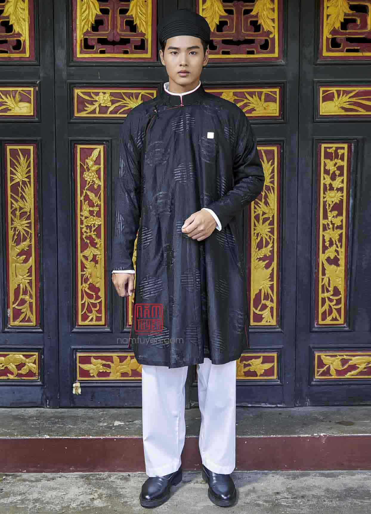 Áo dài nam ngũ thân tay chẽn gấm đen chữ Thọ truyền thống