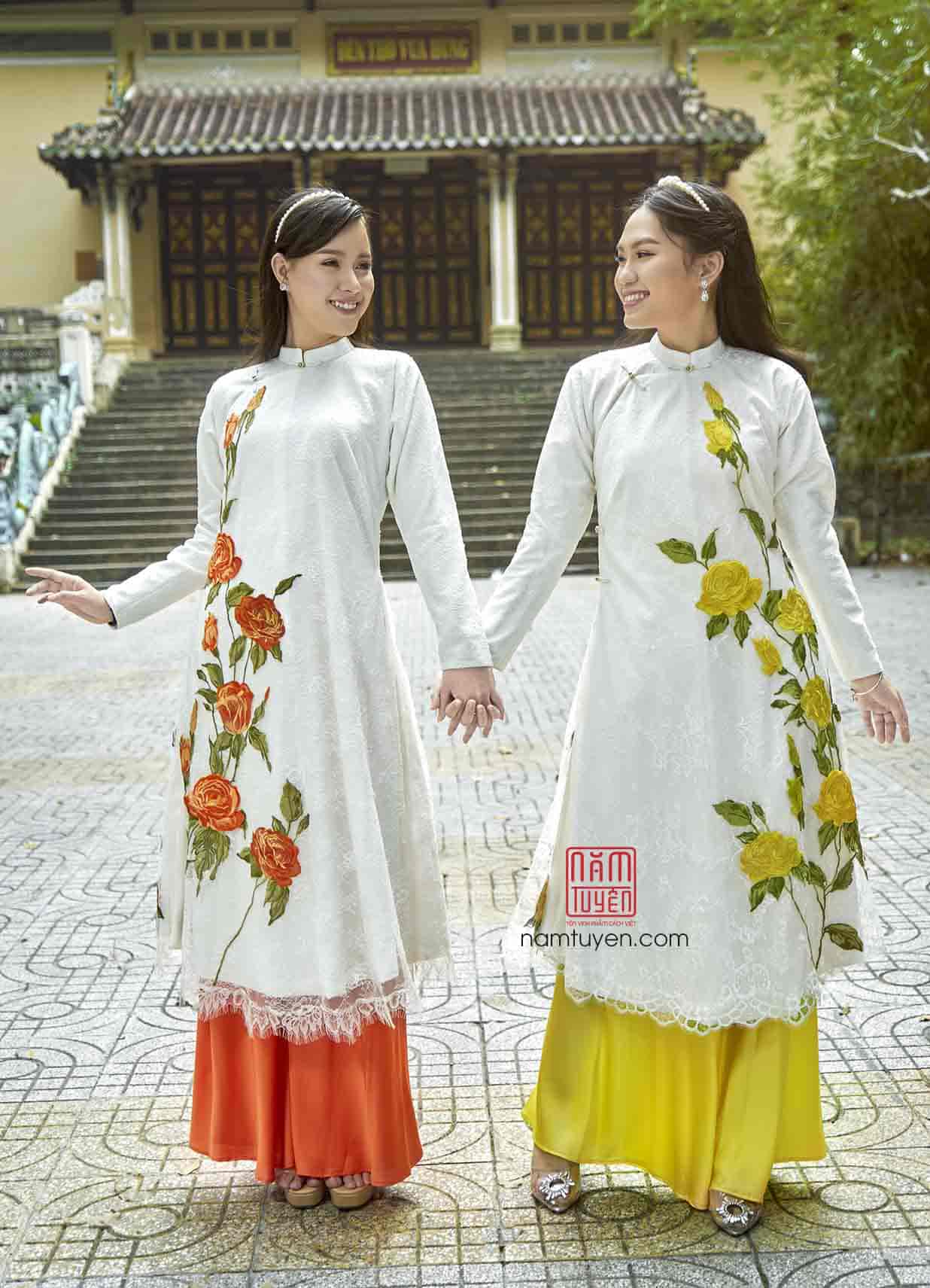 Áo dài nữ trắng phủ ren – Hoa ren 3D dọc thân áo sống động