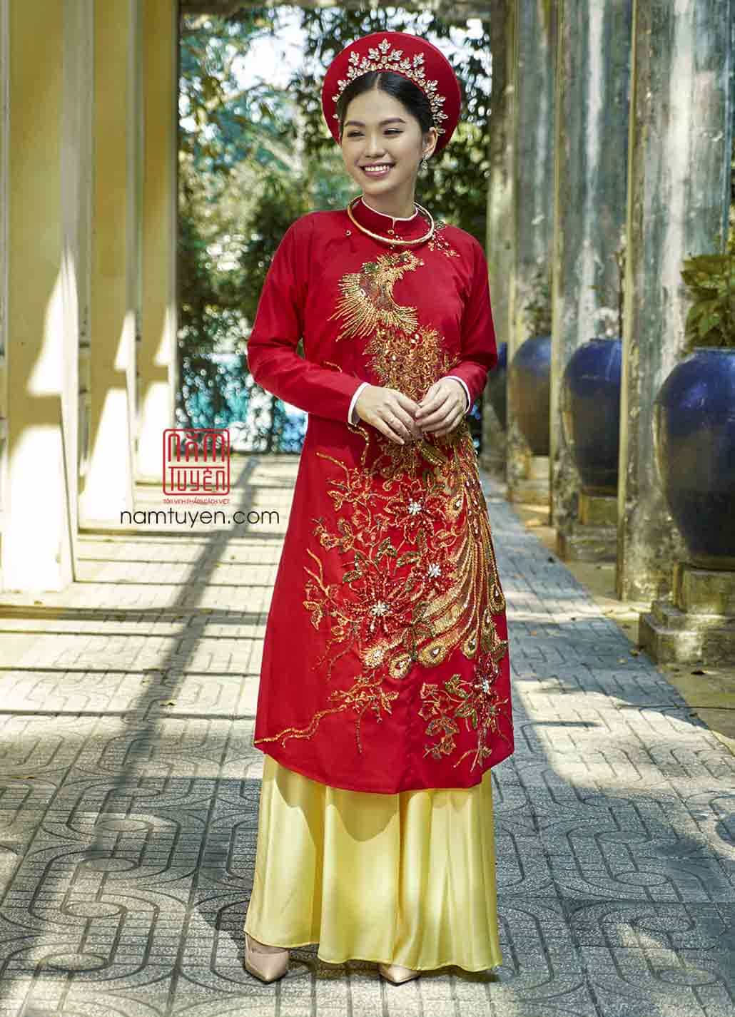 Áo dài cưới đỏ họa tiết chim công – Biểu tượng hôn lễ thịnh vượng và hạnh phúc