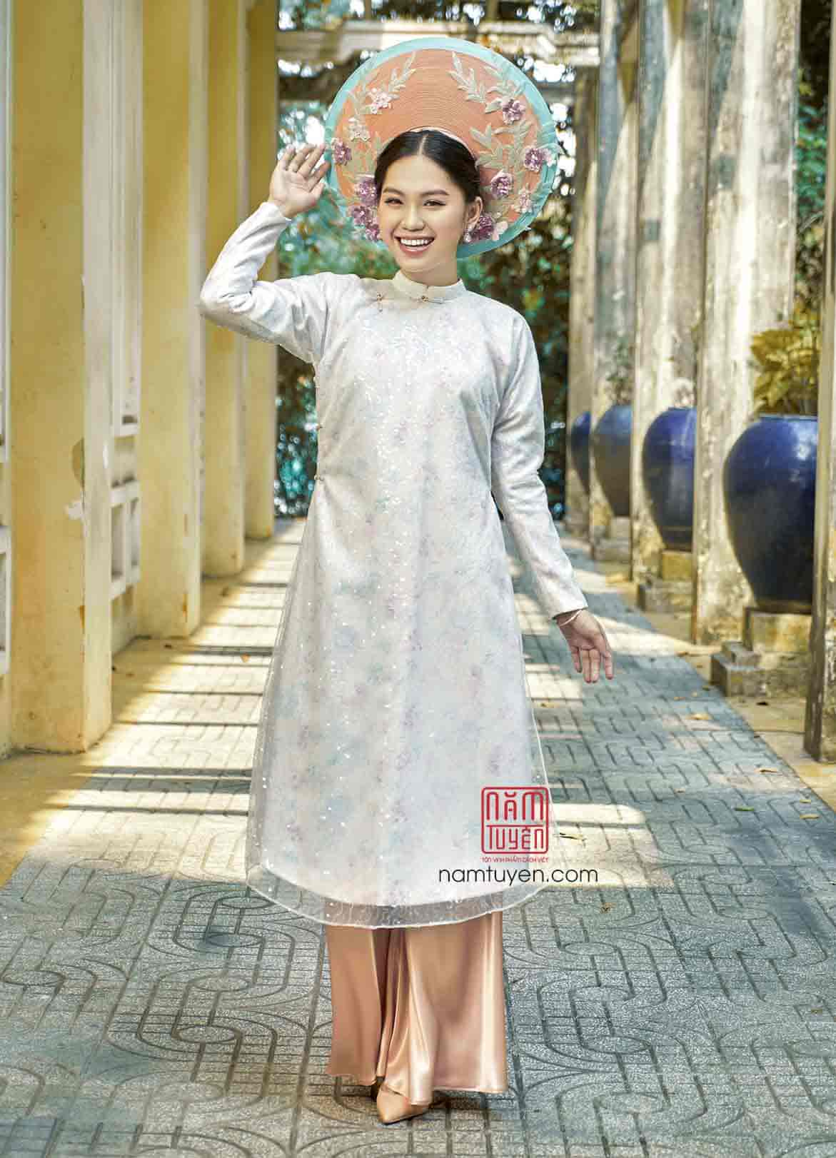 Áo dài nữ ngũ thân hoa in phủ lưới kim tuyến lấp lánh