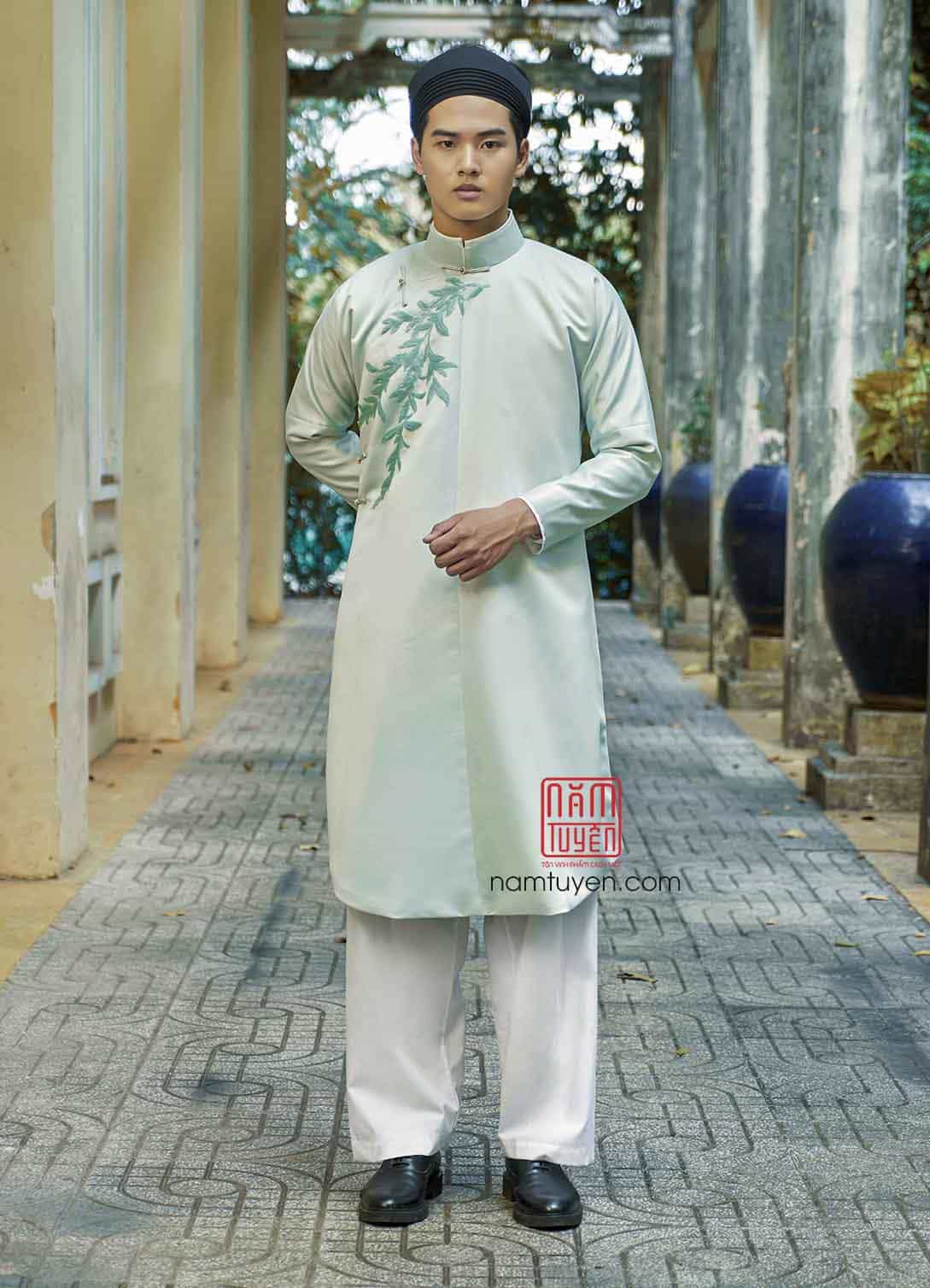 Áo dài nam ngũ thân tay chẽn truyền thống, đắp ren điểm nhấn tinh tế
