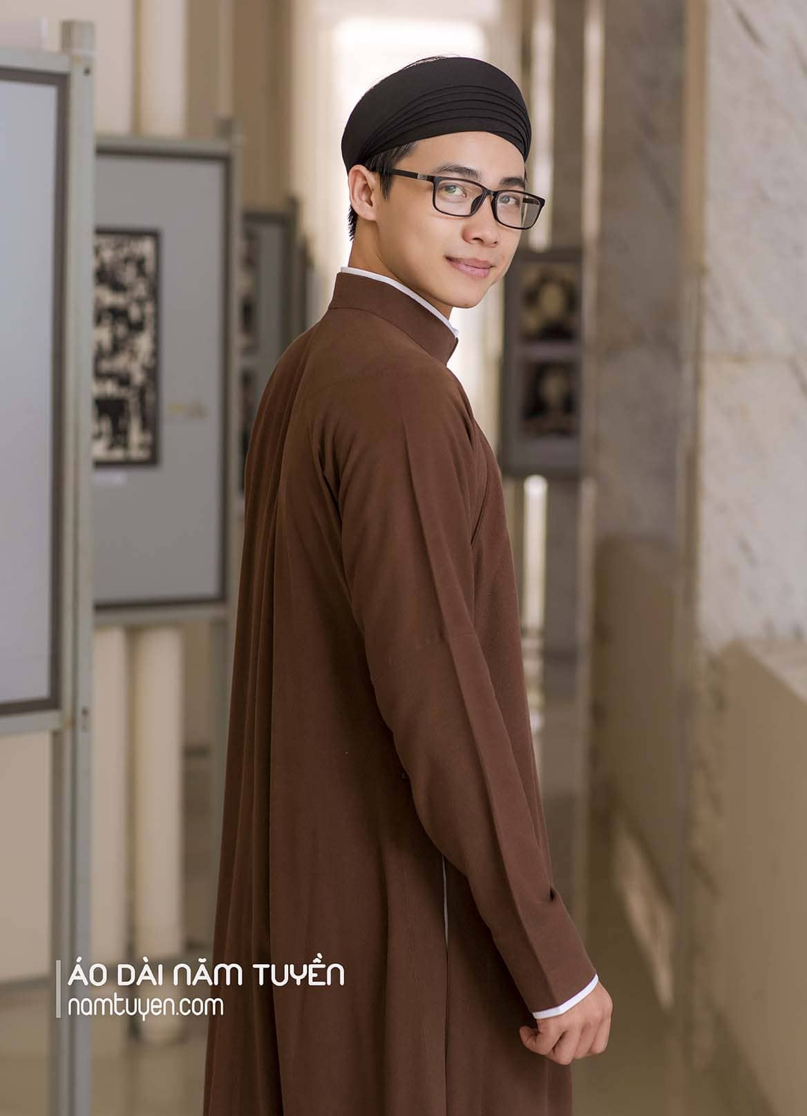 Áo dài nam ngũ thân tay chẽn vải lanh màu nâu truyền thống
